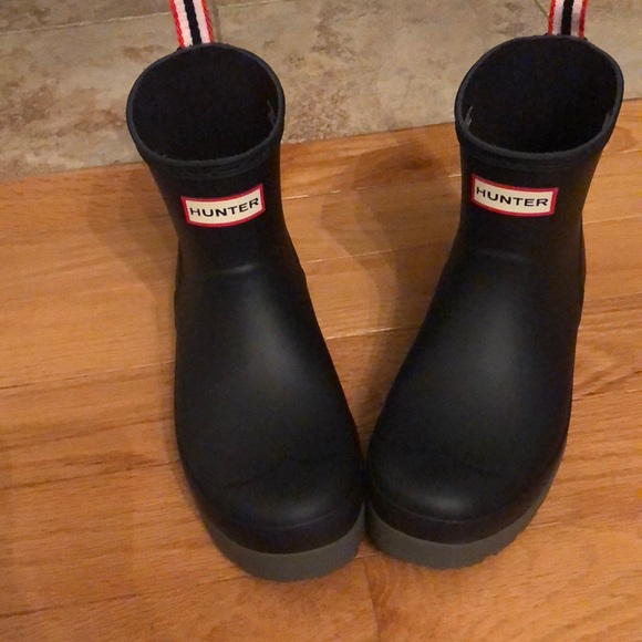 Hunter Shoes - LAST CALL **firm** NIB Hunter  boot navy sz 7